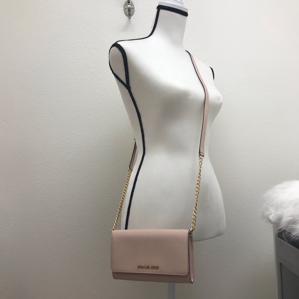 Michael Kors Large Phone Crossbody 🥰 - Picture 4 of 10